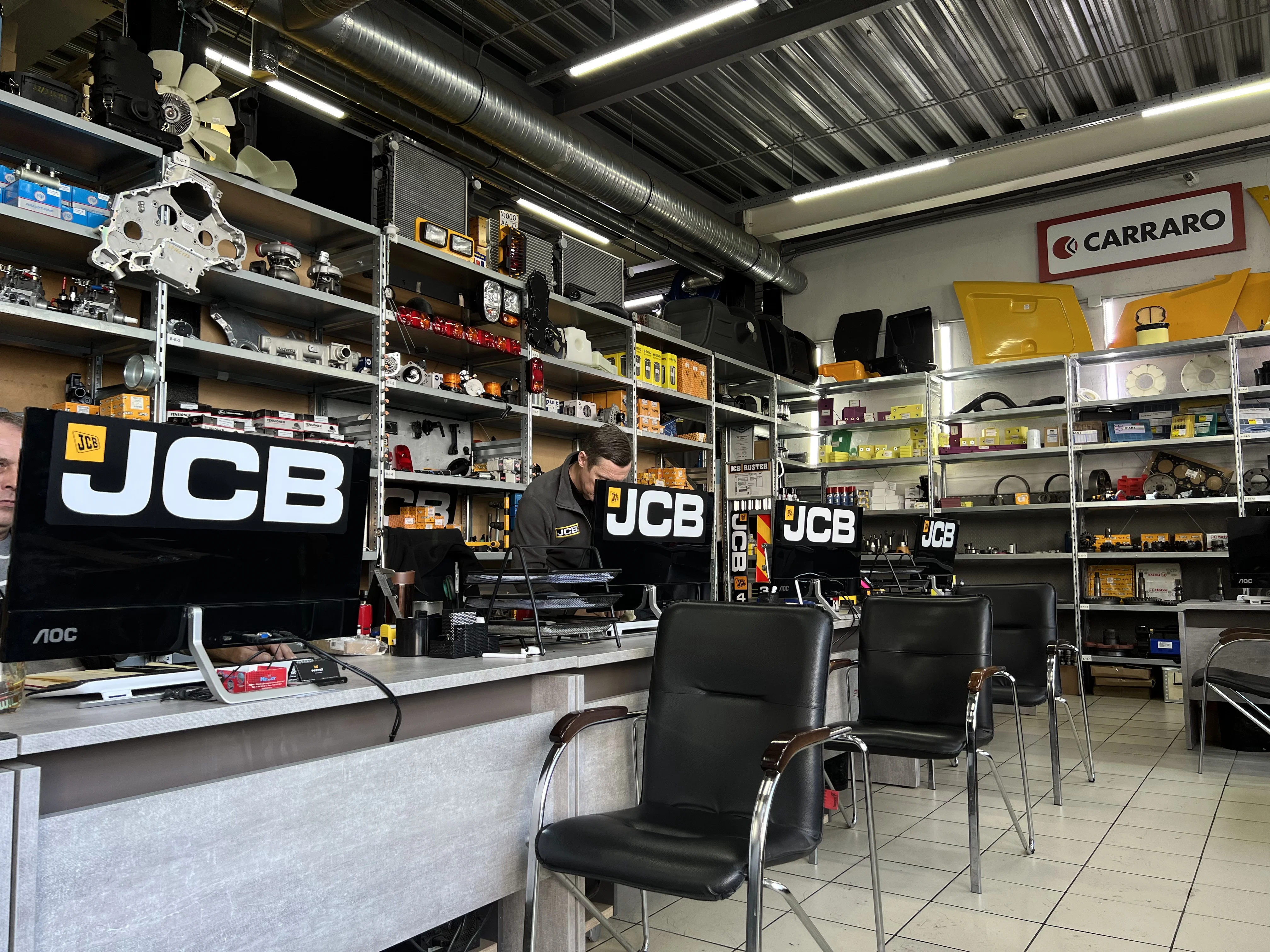 Магазина на 32-й км МКАД, Автогипермаркет ТРАКТ