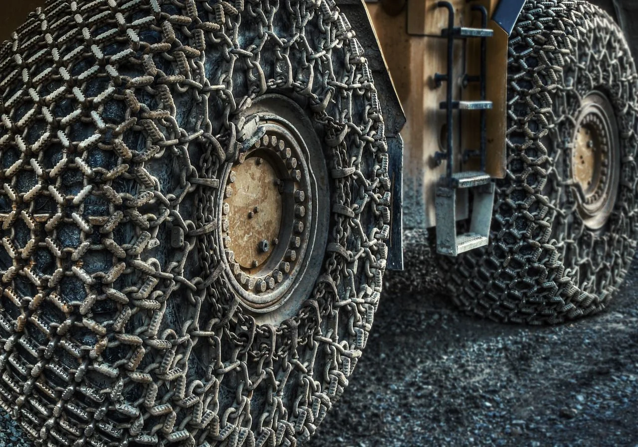 Что угрожает шинам для строительной техники? | Запчасти для спецтехники от дистрибьютора РУСТЕХ - лидера рынка с 2011 года.