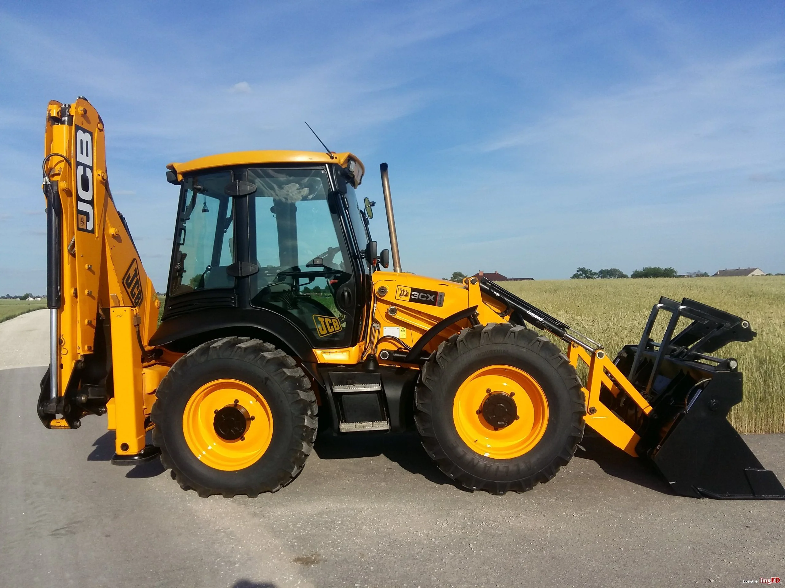 Правила работы с рычагами управления экскаватора-погрузчика JCB и расположение основных функций | Запчасти для спецтехники от дистрибьютора РУСТЕХ - лидера рынка с 2011 года.