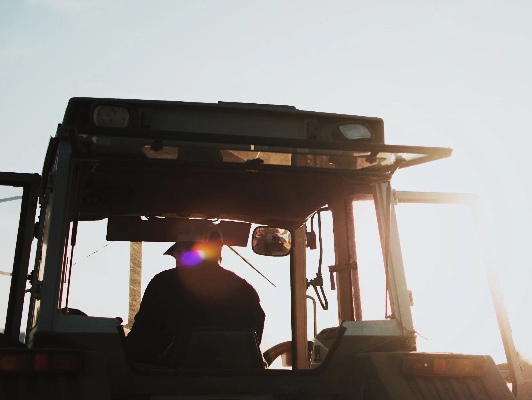 Вышла из строя вся система освещения экскаватора-погрузчика JCB? Может быть виновата всего одна лампочка! | Запчасти для спецтехники от дистрибьютора РУСТЕХ - лидера рынка с 2011 года.