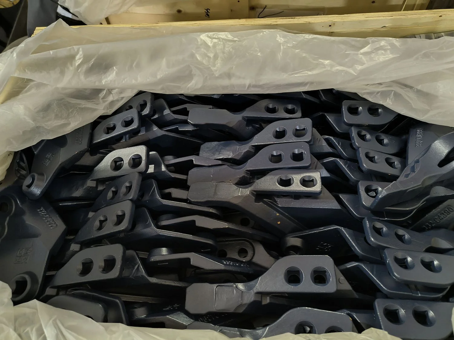 Большая поставка резаков, зубьев и болтов с гайками для ковшей спецтехники