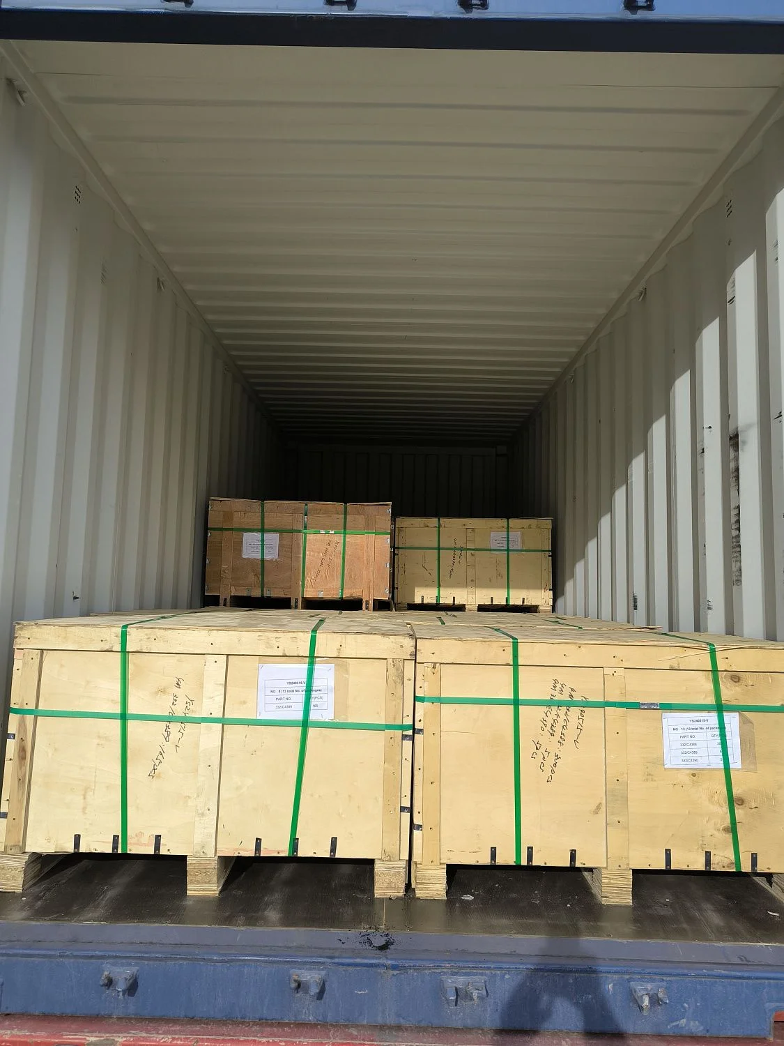 Большая поставка резаков, зубьев и болтов с гайками для ковшей спецтехники