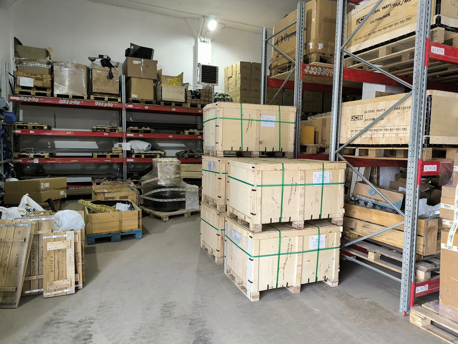 Большая поставка резаков, зубьев и болтов с гайками для ковшей спецтехники