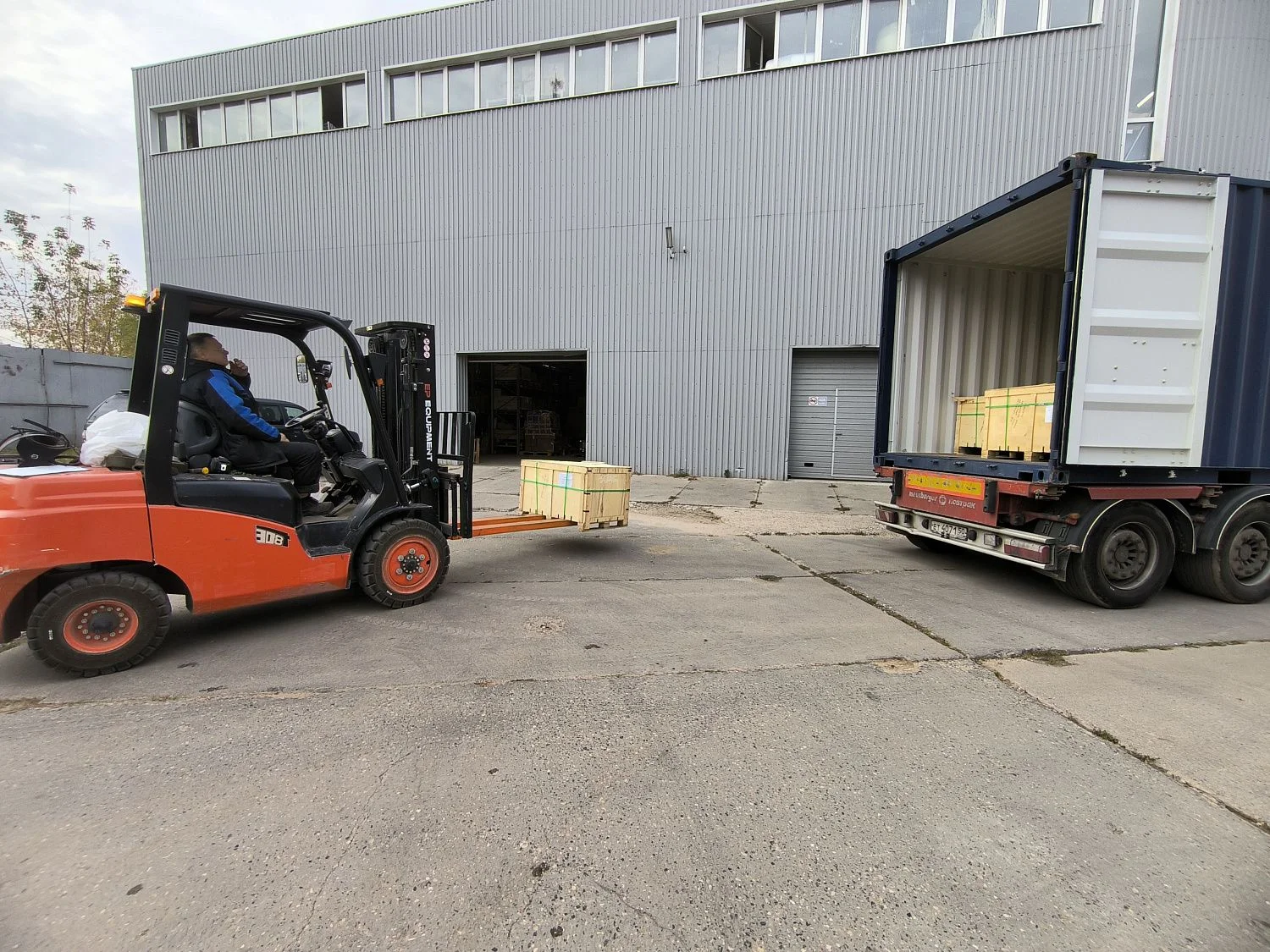 Большая поставка резаков, зубьев и болтов с гайками для ковшей спецтехники