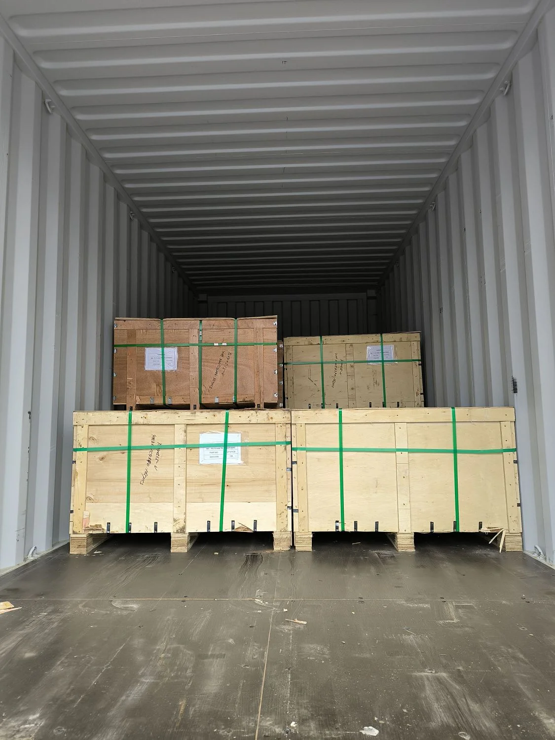 Большая поставка резаков, зубьев и болтов с гайками для ковшей спецтехники